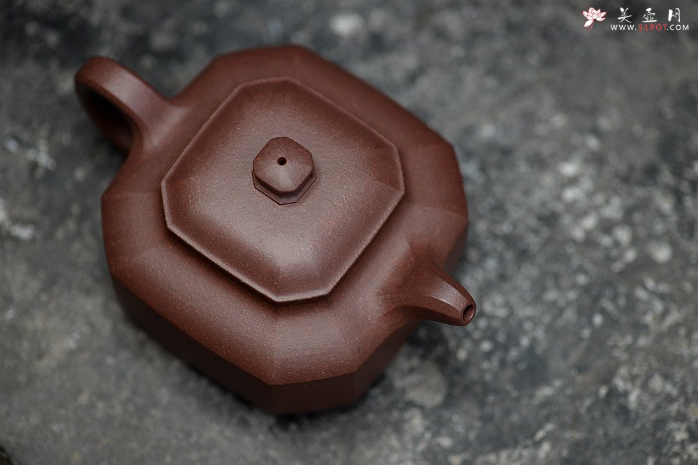 紫砂壶图片：顾文君新品 传统经典 线条挺拔 全手八方侧角 - 宜兴紫砂壶网