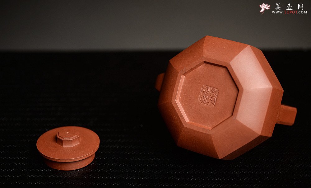 紫砂壶图片：顾文君实力代表作 线面挺括  黄龙源青水泥 全手八方钻石提梁 - 宜兴紫砂壶网