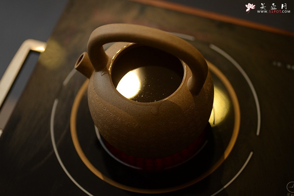 紫砂壶图片：雅致文气 泓渝山房全手心经提梁巨轮 可以烧水的巨轮o(∩_∩)o  - 宜兴紫砂壶网