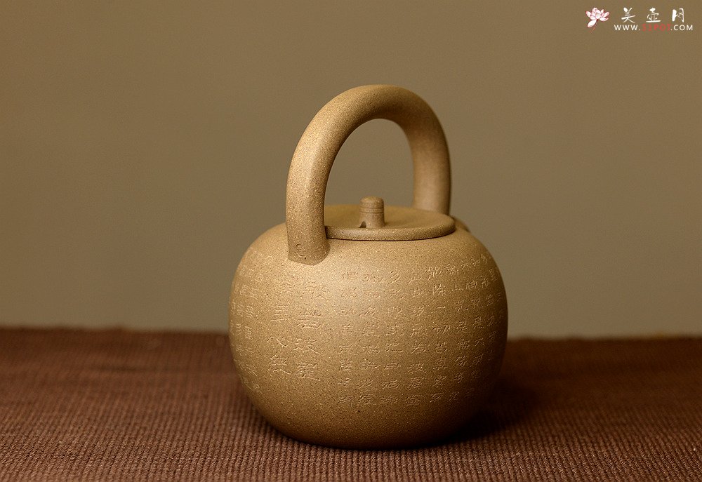紫砂壶图片：雅致文气 泓渝山房全手心经提梁巨轮 可以烧水的巨轮o(∩_∩)o  - 宜兴紫砂壶网