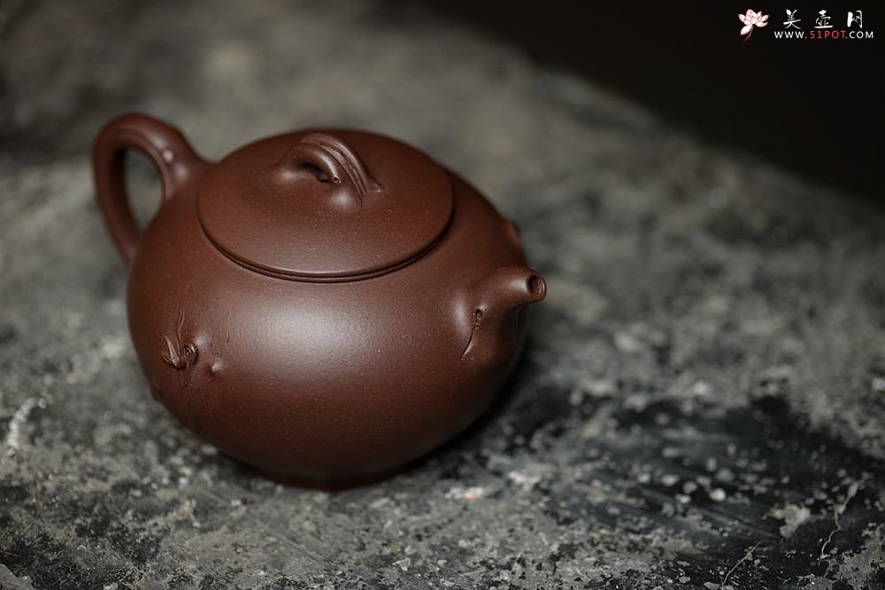紫砂壶图片：高雪琴新作 线条流畅 端庄秀美 新意花器 全手冬韵 - 宜兴紫砂壶网