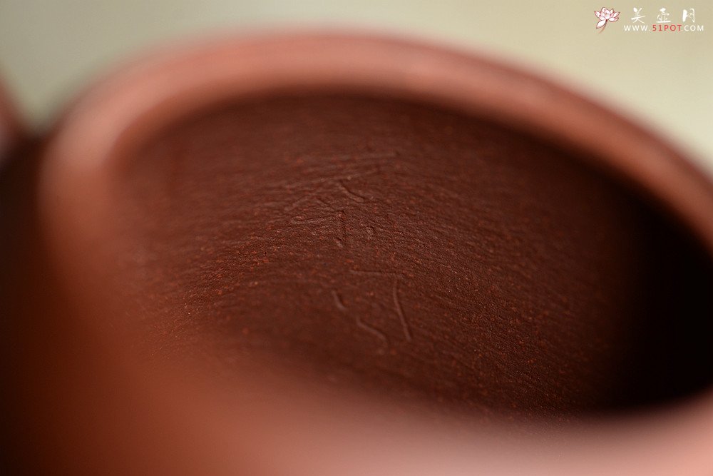 紫砂壶图片：詹黎明全手近作 中书协王俊平装饰 汉韵兄弟款o(∩_∩)o  秦风 - 宜兴紫砂壶网