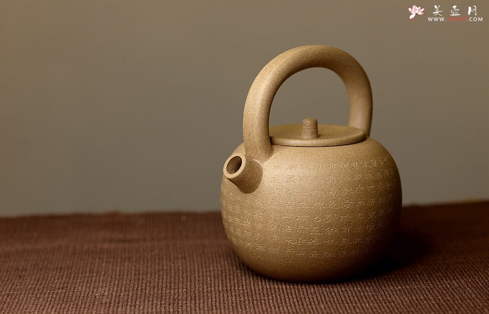 紫砂壶图片：雅致文气 泓渝山房全手心经提梁巨轮 可以烧水的巨轮o(∩_∩)o  - 宜兴紫砂壶网