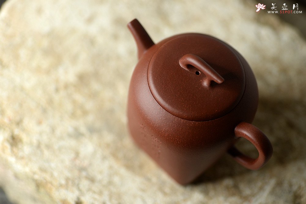 紫砂壶图片：詹黎明全手近作 中书协王俊平装饰 汉韵兄弟款o(∩_∩)o  秦风 - 宜兴紫砂壶网