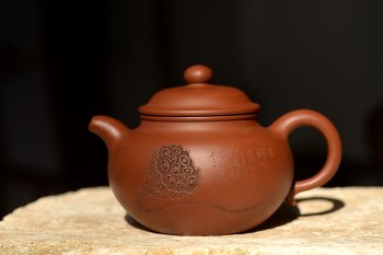 紫砂壶图片：徐家风格 敦厚圆润 全手矮莲子 传统实用 薄意装饰相得益彰 - 宜兴紫砂壶网