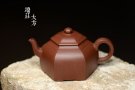 紫砂壶图片：稳重与实用的叠加 全手镶片 源泉六方 线面挺括 - 宜兴紫砂壶网