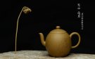 紫砂壶图片：器小大度 美人雅致小壶 天心明月 高工葛明仙爱女黄玲玲装饰 - 宜兴紫砂壶网