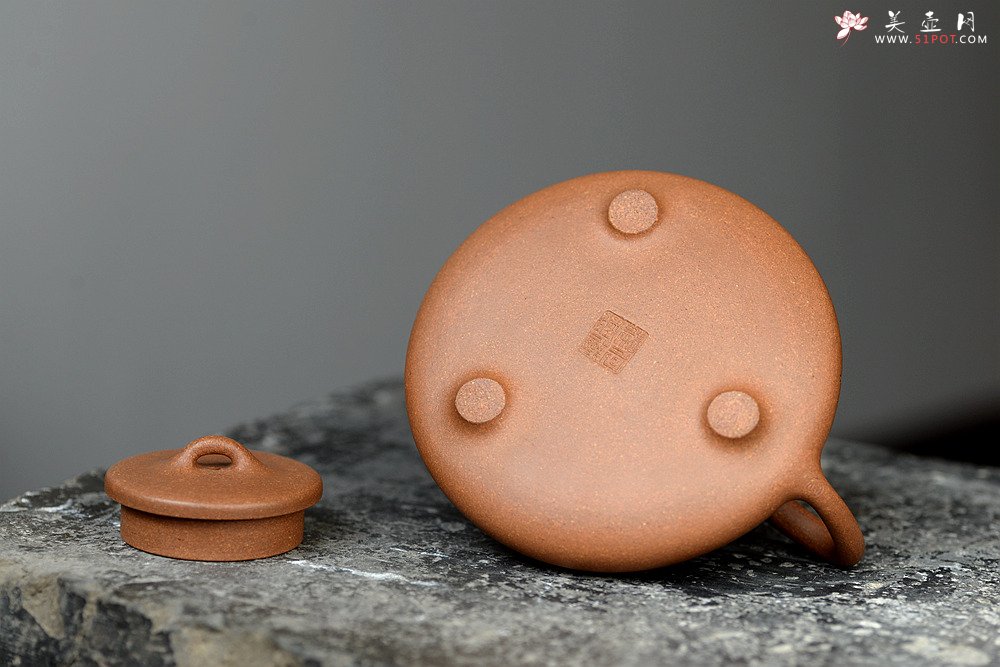紫砂壶图片：何卫枫 优质段泥全手子冶石瓢 袁德波装饰通景山水 文气十足 - 宜兴紫砂壶网