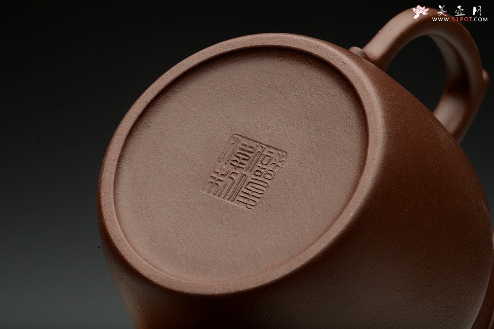 紫砂壶图片：储俊伟乙未年精工新作 紫砂佛语 端庄大方 全手僧帽 油润老紫泥 - 宜兴紫砂壶网