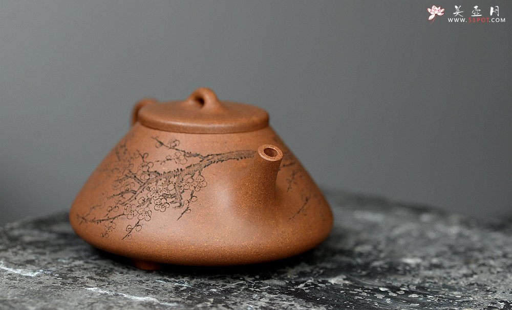 紫砂壶图片：何卫枫 优质段泥全手子冶石瓢 袁德波装饰通景山水 文气十足 - 宜兴紫砂壶网
