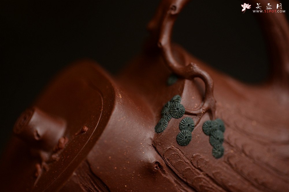 紫砂壶图片：单志萍乙未年全手新作 颇具玩味~ 松梅常青 有难度的花货~ - 宜兴紫砂壶网