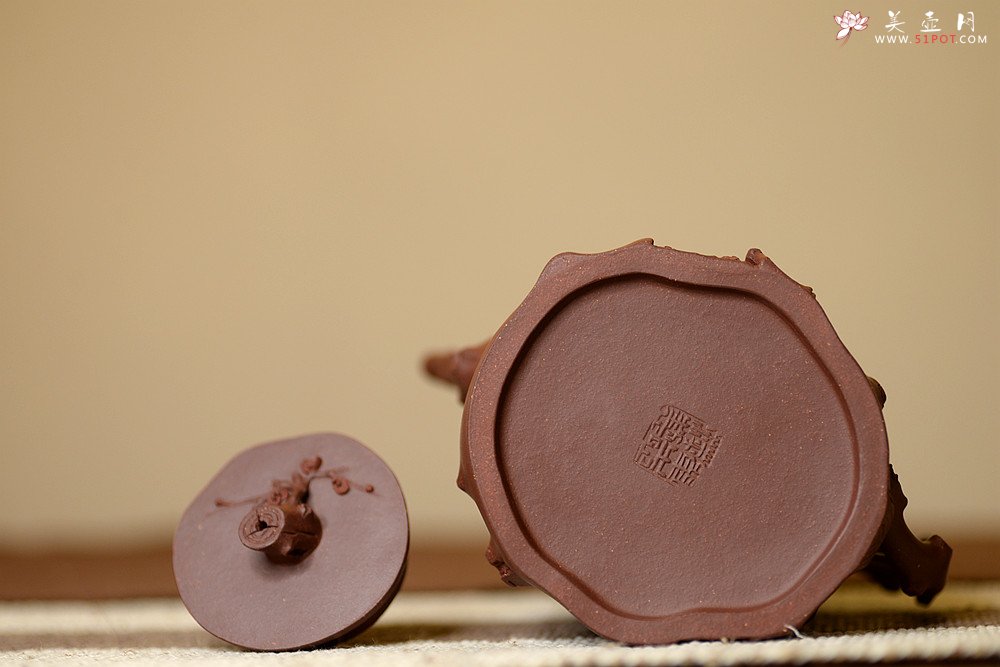 紫砂壶图片：单志萍年终全手力作 古意昂然 立体梅花 寒梅套壶 - 宜兴紫砂壶网