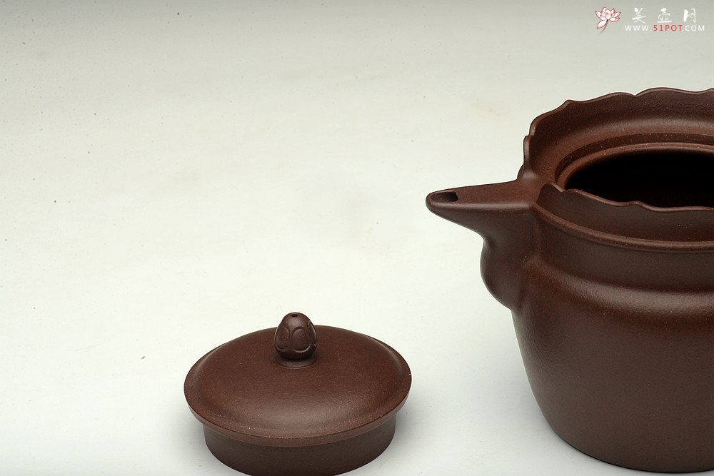 紫砂壶图片：储俊伟乙未年精工新作 紫砂佛语 端庄大方 全手僧帽 油润老紫泥 - 宜兴紫砂壶网