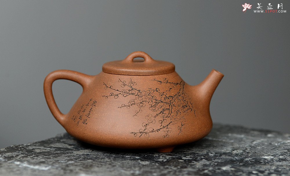 紫砂壶图片：何卫枫 优质段泥全手子冶石瓢 袁德波装饰通景山水 文气十足 - 宜兴紫砂壶网