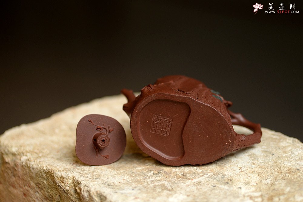 紫砂壶图片：单志萍乙未年全手新作 颇具玩味~ 松梅常青 有难度的花货~ - 宜兴紫砂壶网