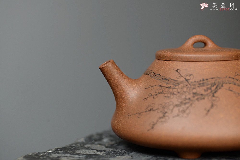 紫砂壶图片：何卫枫 优质段泥全手子冶石瓢 袁德波装饰通景山水 文气十足 - 宜兴紫砂壶网