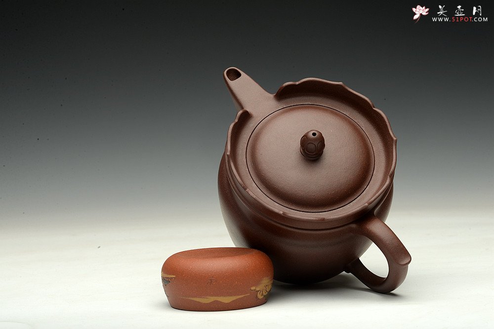 紫砂壶图片：储俊伟乙未年精工新作 紫砂佛语 端庄大方 全手僧帽 油润老紫泥 - 宜兴紫砂壶网