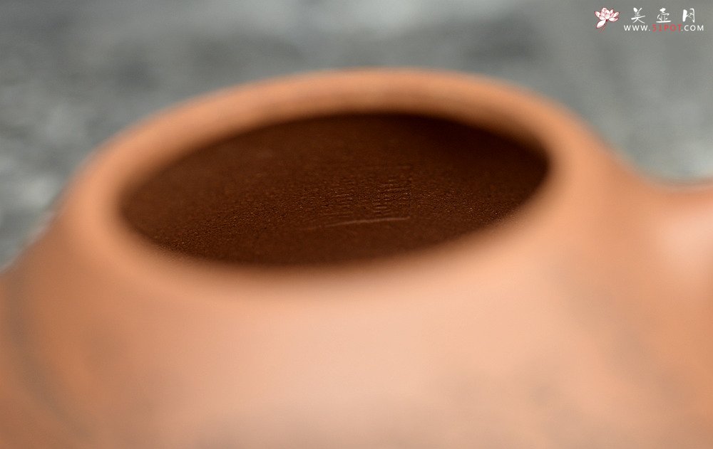 紫砂壶图片：何卫枫 优质段泥全手子冶石瓢 袁德波装饰通景山水 文气十足 - 宜兴紫砂壶网