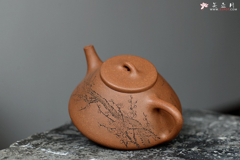 紫砂壶图片：何卫枫 优质段泥全手子冶石瓢 袁德波装饰通景山水 文气十足 - 宜兴紫砂壶网