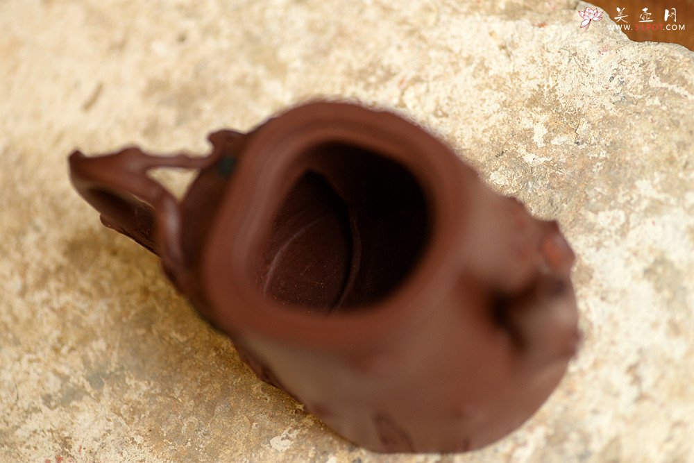 紫砂壶图片：单志萍乙未年全手新作 颇具玩味~ 松梅常青 有难度的花货~ - 宜兴紫砂壶网