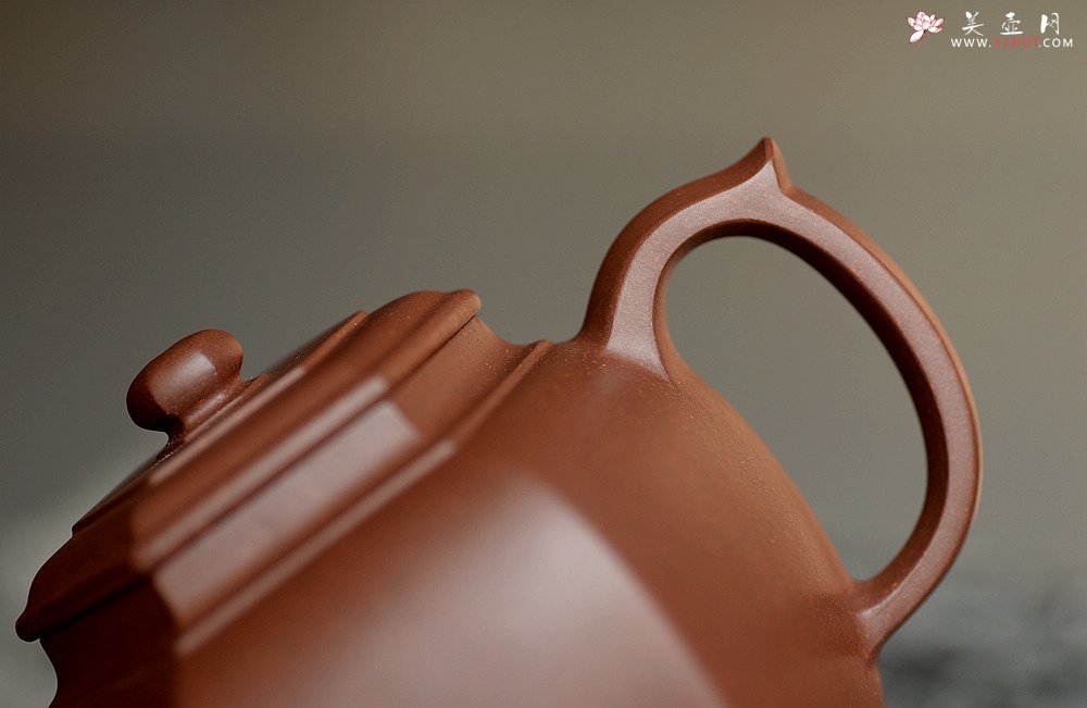 紫砂壶图片：何卫枫全手新作 线条流畅 秀气大方 耐品~ 六方华灯 - 宜兴紫砂壶网