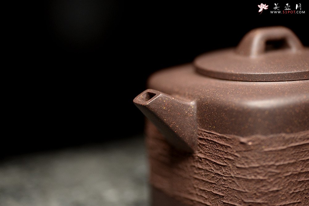 紫砂壶图片：国家级助理美术师唐文全手作品 优质青灰泥 新颖装饰 全手四方戏砂 - 宜兴紫砂壶网