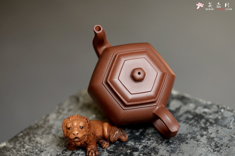 紫砂壶图片：何卫枫全手新作 线条流畅 秀气大方 耐品~ 六方华灯 - 宜兴紫砂壶网