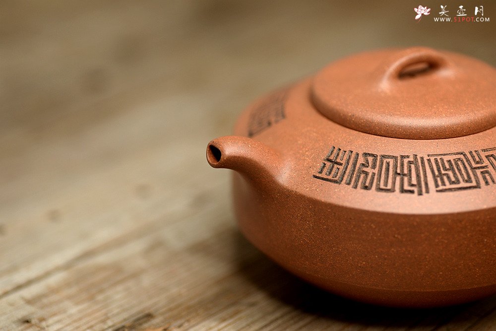 紫砂壶图片：陆轶舟新作 曼生遗韵 刻绘别具一格 扁石 优质段泥 传统器形 - 宜兴紫砂壶网