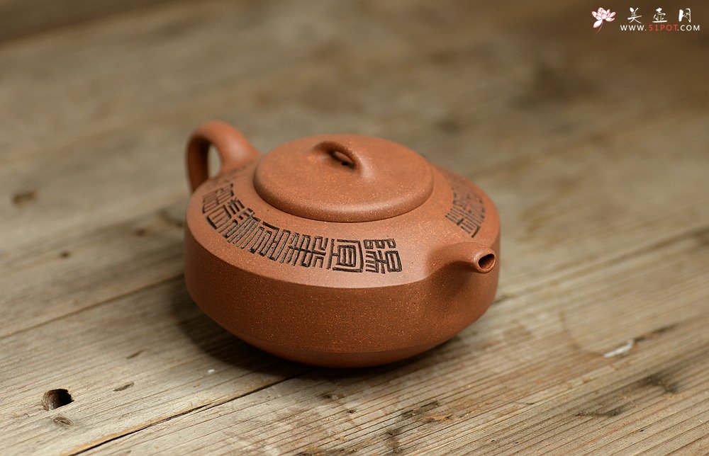 紫砂壶图片：陆轶舟新作 曼生遗韵 刻绘别具一格 扁石 优质段泥 传统器形 - 宜兴紫砂壶网