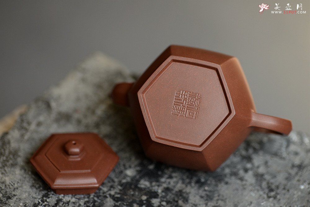 紫砂壶图片：何卫枫全手新作 线条流畅 秀气大方 耐品~ 六方华灯 - 宜兴紫砂壶网