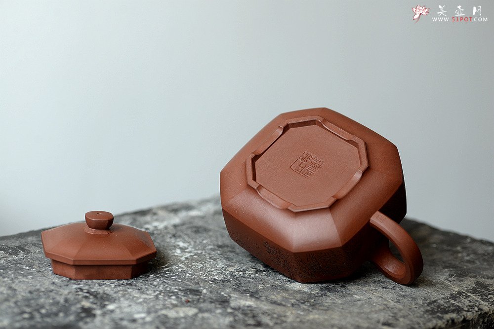 紫砂壶图片：何卫枫全手新品 经典大气  全手储铭八方 袁德波装饰 - 宜兴紫砂壶网