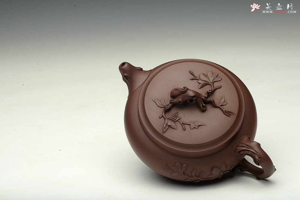 紫砂壶图片：春天的气息~大口实用 玉兰迎春 孙伟强张新亚合作原创作品 - 宜兴紫砂壶网