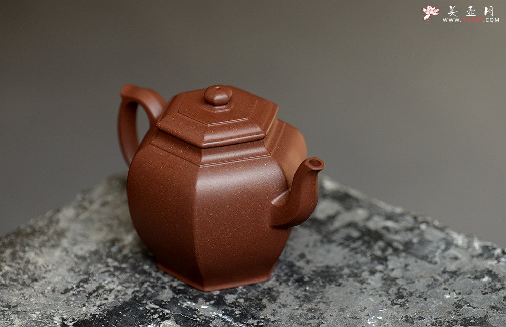 紫砂壶图片：何卫枫全手新作 线条流畅 秀气大方 耐品~ 六方华灯 - 宜兴紫砂壶网
