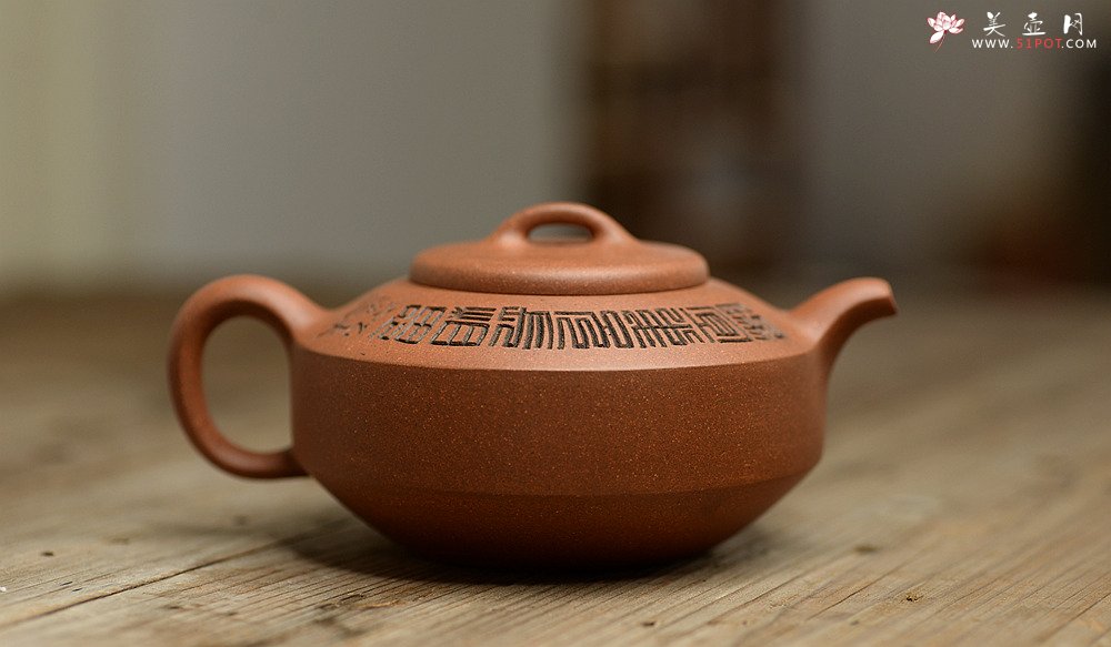 紫砂壶图片：陆轶舟新作 曼生遗韵 刻绘别具一格 扁石 优质段泥 传统器形 - 宜兴紫砂壶网