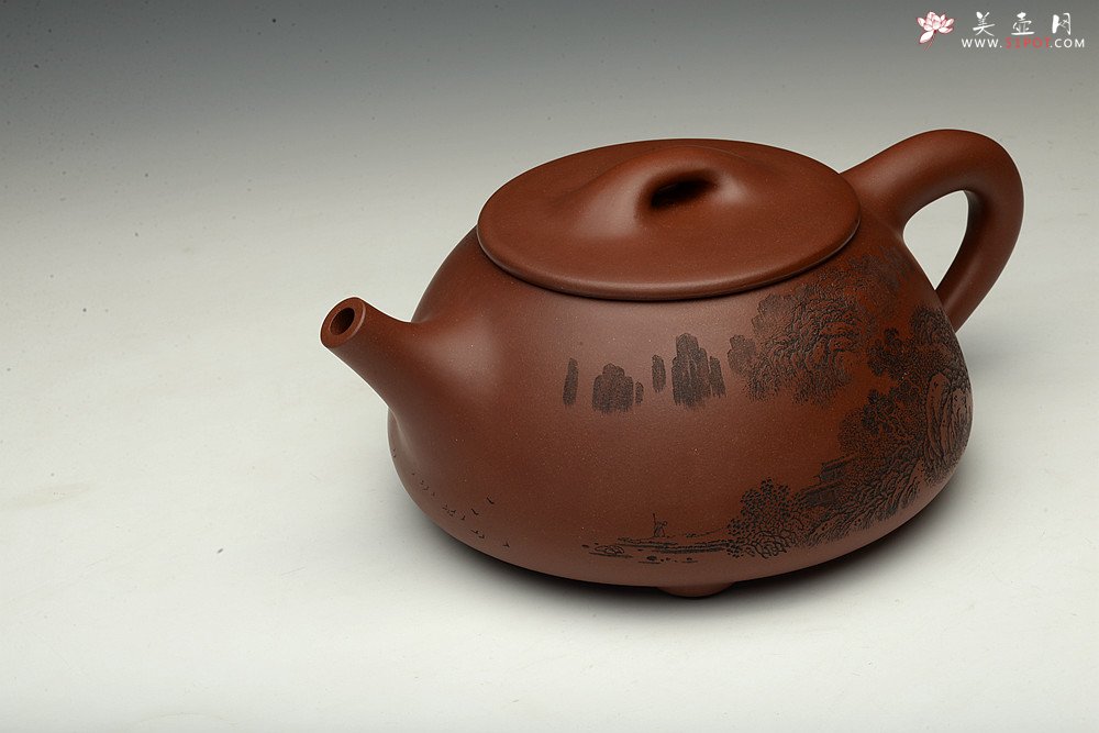 紫砂壶图片：特大满瓢 李彦雄精细装饰通景山水  送礼收藏级 - 宜兴紫砂壶网