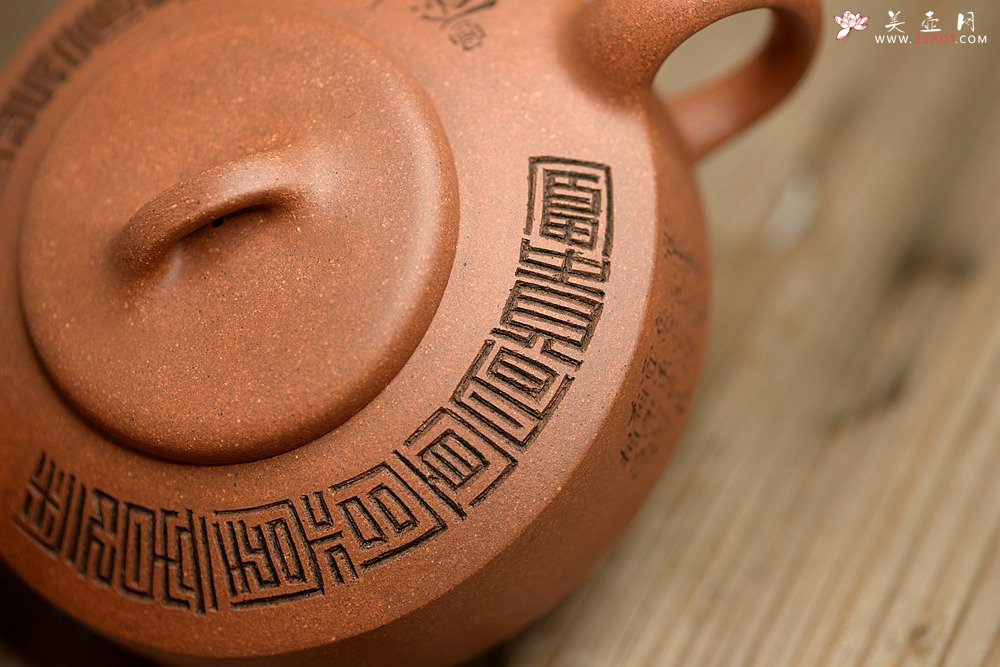 紫砂壶图片：陆轶舟新作 曼生遗韵 刻绘别具一格 扁石 优质段泥 传统器形 - 宜兴紫砂壶网