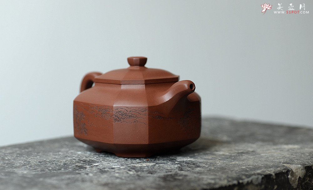 紫砂壶图片：何卫枫全手新品 经典大气  全手储铭八方 袁德波装饰 - 宜兴紫砂壶网
