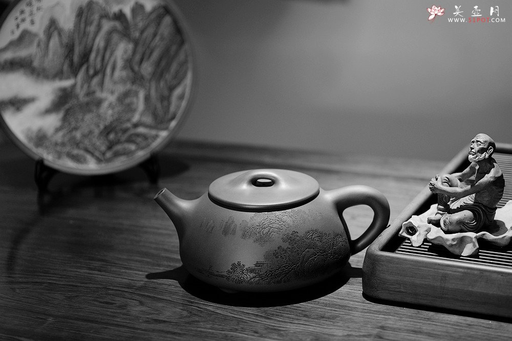 紫砂壶图片：特大满瓢 李彦雄精细装饰通景山水  送礼收藏级 - 宜兴紫砂壶网