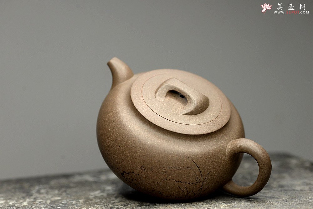 紫砂壶图片：国师和石精心装饰 邵家俊全手青段大归隐 浑厚古朴 文气雅致 - 宜兴紫砂壶网