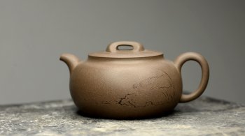 紫砂壶图片：国师和石精心装饰 邵家俊全手青段大归隐 浑厚古朴 文气雅致 - 宜兴紫砂壶网