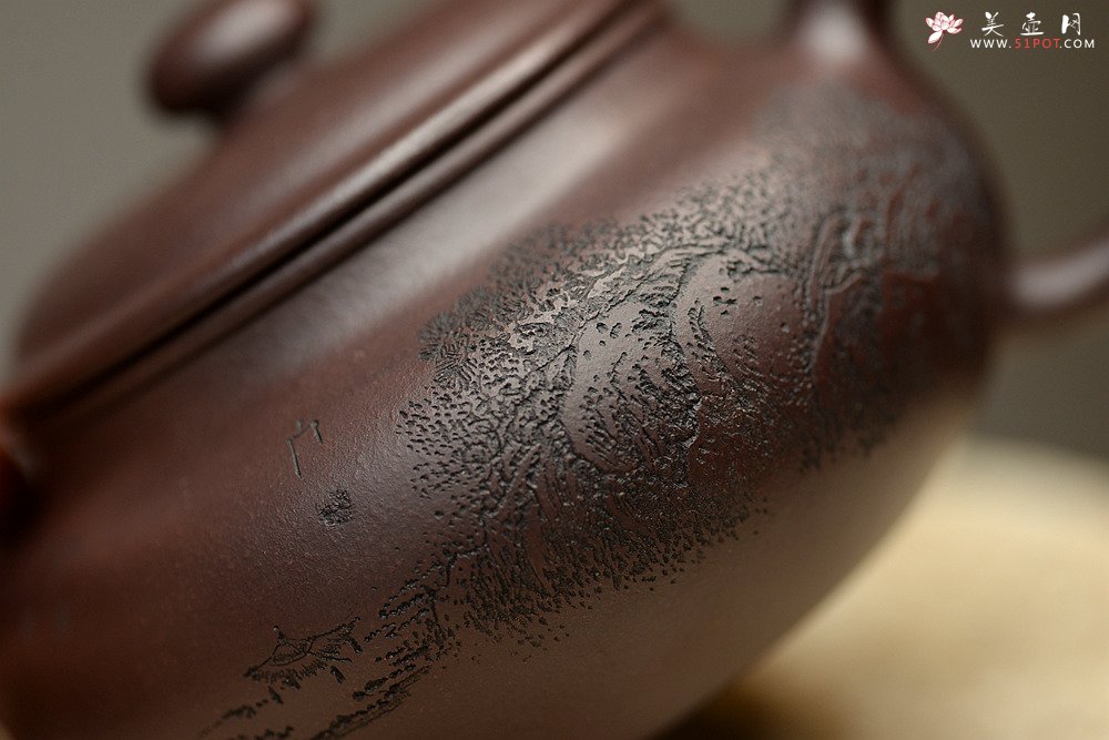 紫砂壶图片：稳重大气 大仿古 通转山水 原矿老紫泥 - 宜兴紫砂壶网