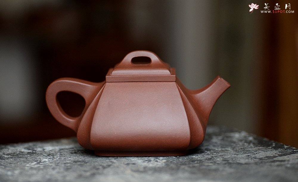 紫砂壶图片：线条刚正挺拔 全手四方抽角 做工精致 - 宜兴紫砂壶网