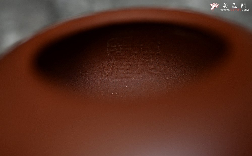 紫砂壶图片：施梦佳全手新作 舒展温润 扁而不僵 过桥扁腹 - 宜兴紫砂壶网