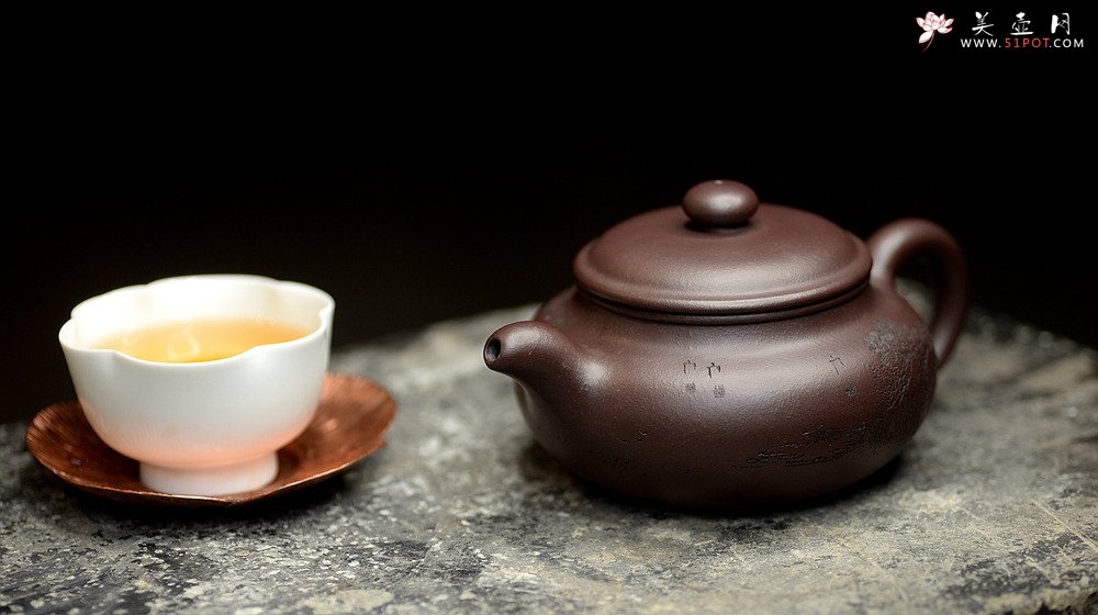 紫砂壶图片：稳重大气 大仿古 通转山水 原矿老紫泥 - 宜兴紫砂壶网