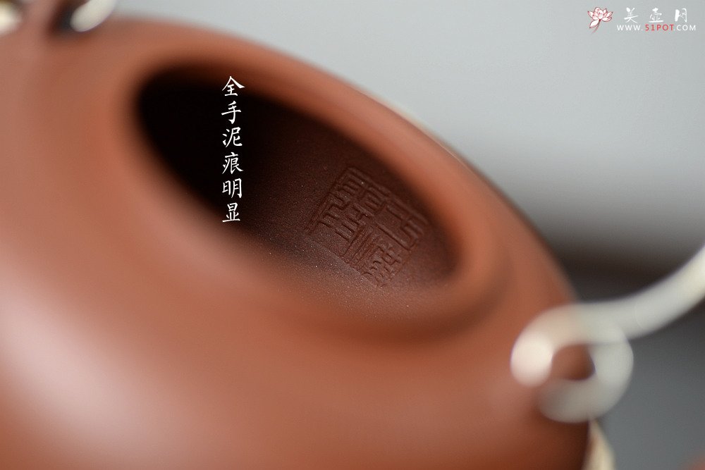 紫砂壶图片：于洪霞全手原创作品 祥德提梁 取古与新 典雅大方 纯银提梁 - 宜兴紫砂壶网