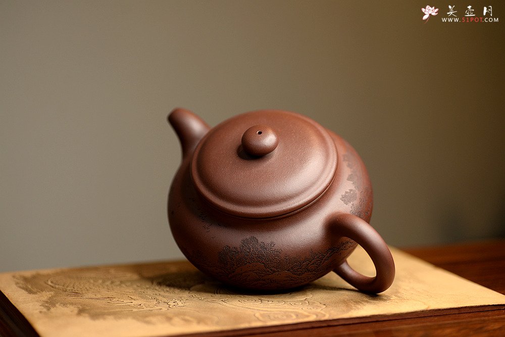 紫砂壶图片：稳重大气  大仿古 通转山水 - 宜兴紫砂壶网