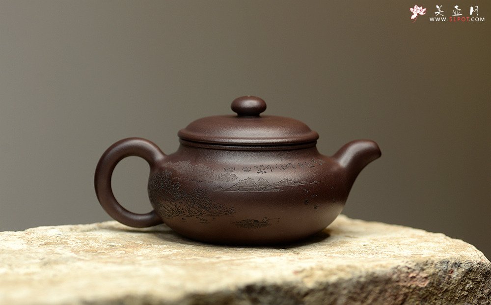 紫砂壶图片：稳重大气 大仿古 通转山水 原矿老紫泥 - 宜兴紫砂壶网