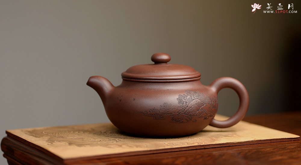 紫砂壶图片：稳重大气  大仿古 通转山水 - 宜兴紫砂壶网