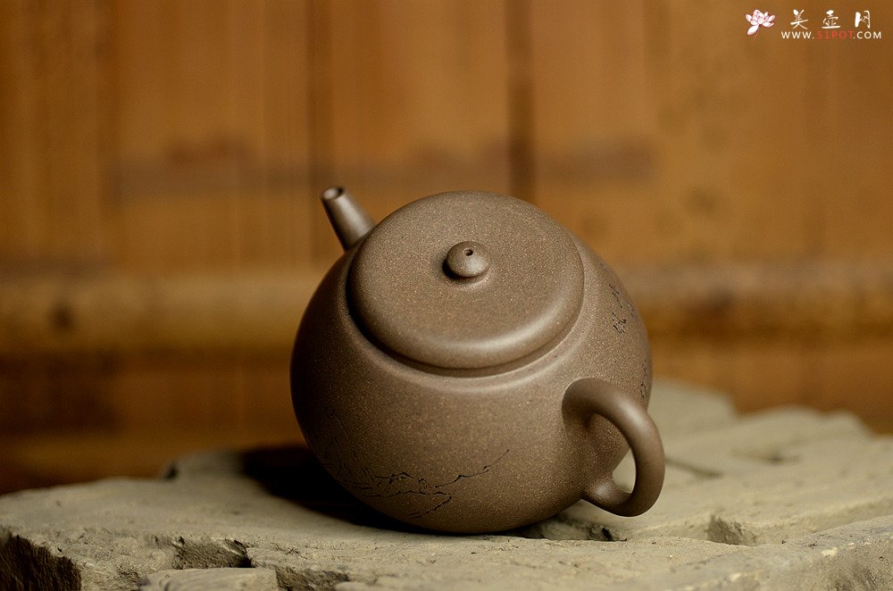 紫砂壶图片：万阗阗最新力作国助和石精刻 全手龙蛋 飘逸俊秀 文气十足 - 宜兴紫砂壶网