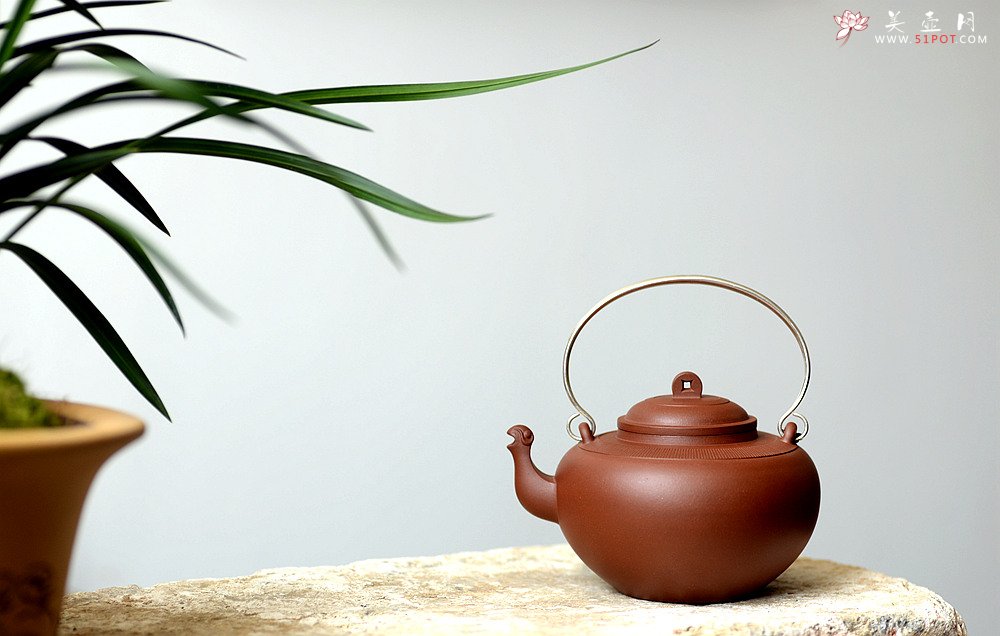 紫砂壶图片：于洪霞全手原创作品 祥德提梁 取古与新 典雅大方 纯银提梁 - 宜兴紫砂壶网